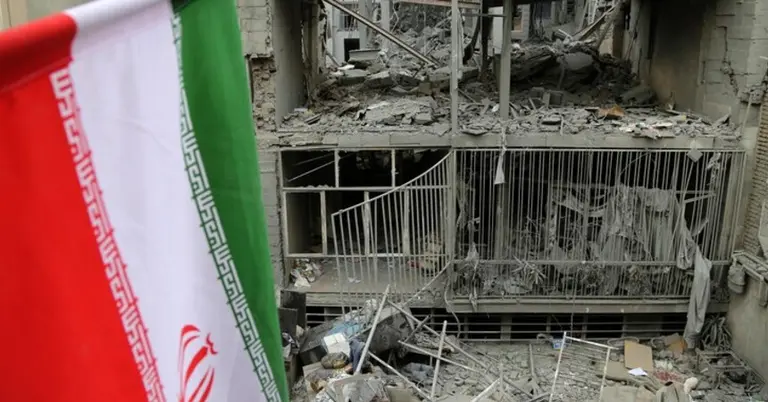 বিধ্বস্ত ভবনের পাশে ইরানের পতাকা